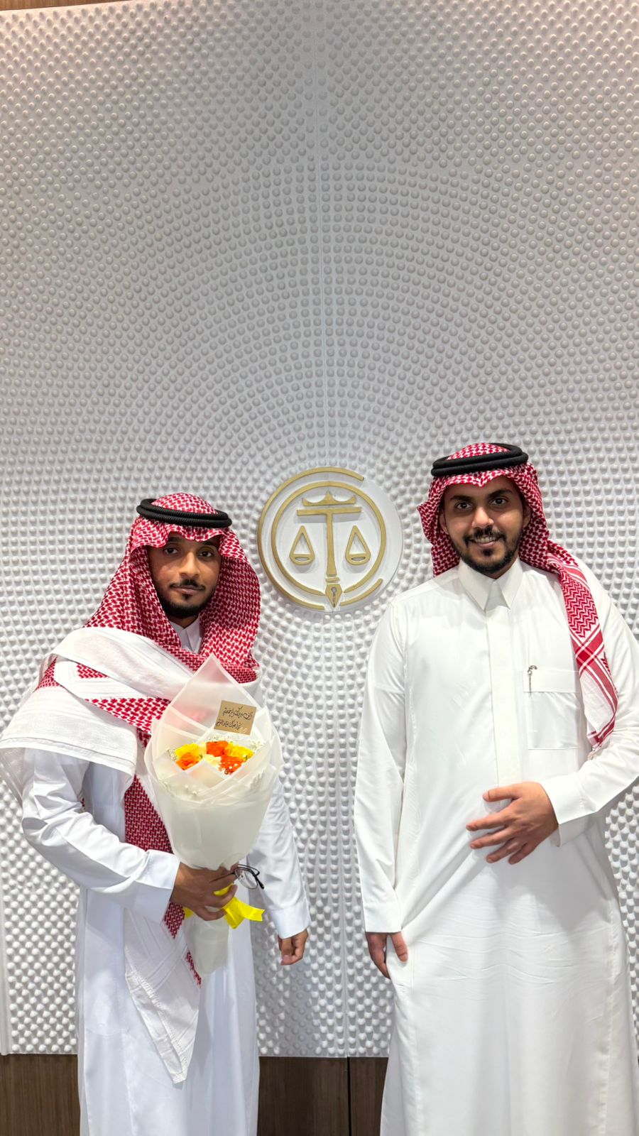 صورة صاحب المكتب مع أحد المحامين